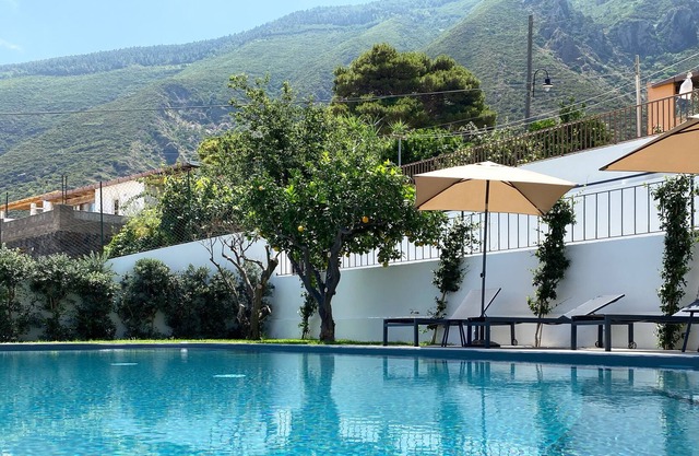 Eclectic villa apartment with infinity pool and garden - sea view!