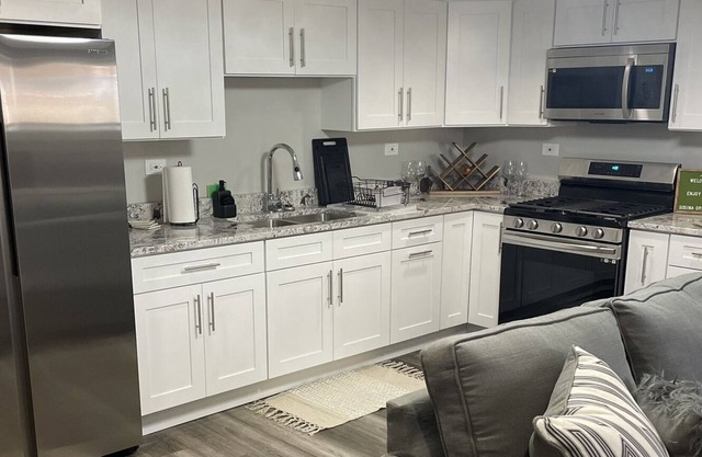 Eclipse: Modern Apt. in Woodlawn