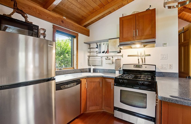 Eco home & studio with private hot tub, Olympic views, home gym & play structure