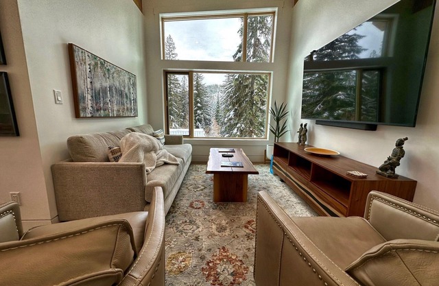 Eco-Luxury Mountain House & Suite - 2 mins to Red Mountain