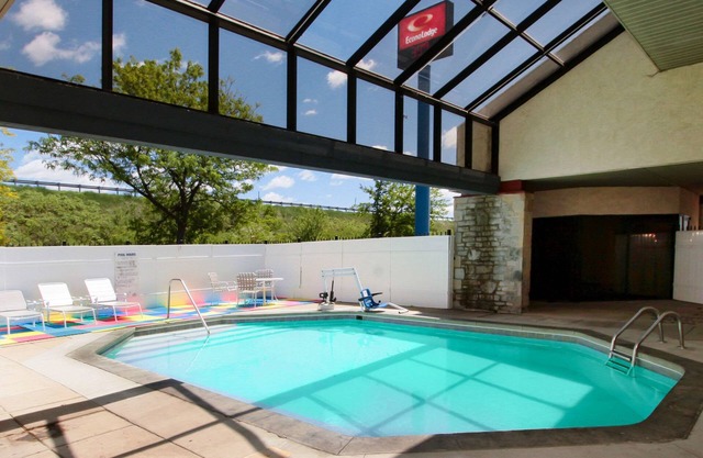 Econo Lodge Airport - Holland