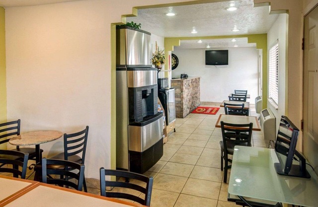 Econo Lodge East