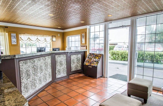 Econo Lodge Cocoa Beach - near the Port