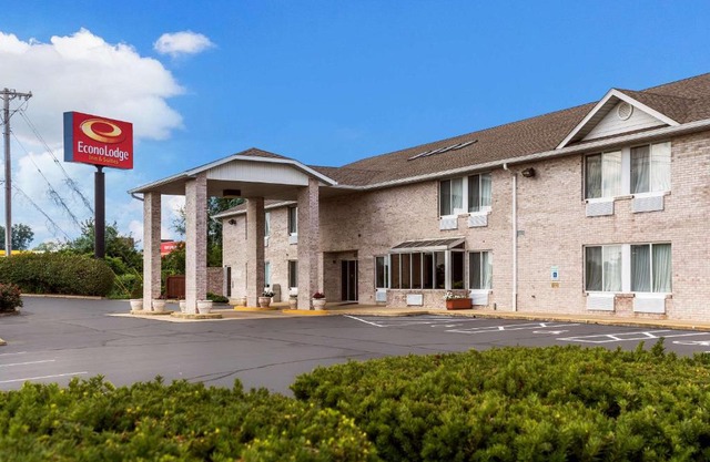 Econo Lodge Inn & Suites Fairview Heights St Louis