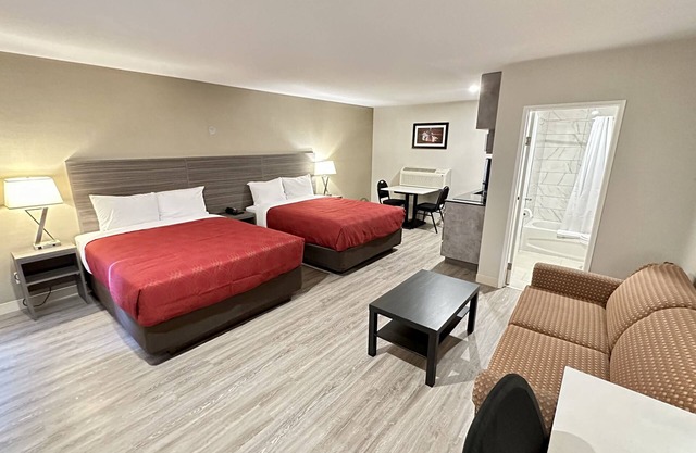 Econo Lodge Inn & Suites