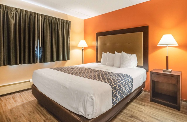 Econo Lodge Inn & Suites Airport