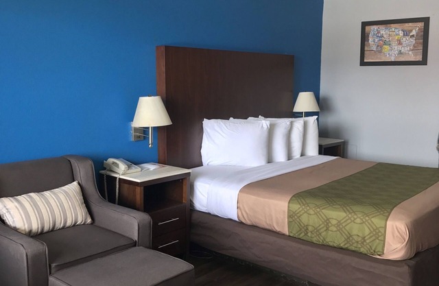 Econo Lodge Inn & Suites