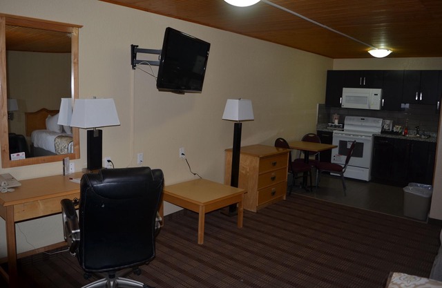 Econo Lodge Inn & Suites