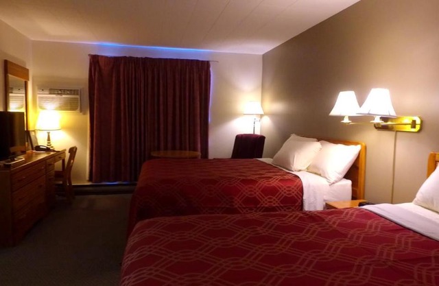 Econo Lodge Inn & Suites