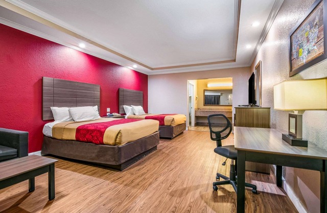 Econo Lodge And Suites