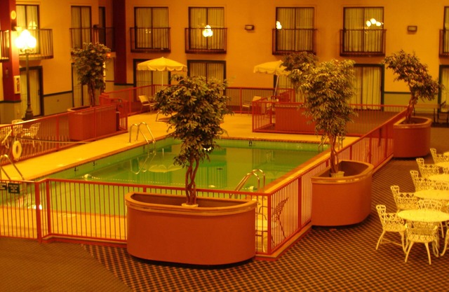 Econo Lodge Inn & Suites