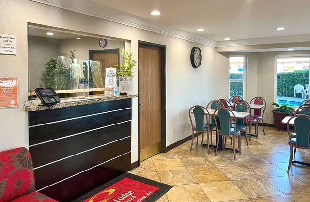 Econo Lodge Inn & Suites