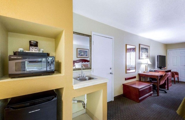 Econo Lodge Inn & Suites