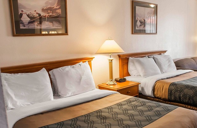 Econo Lodge Inn & Suites