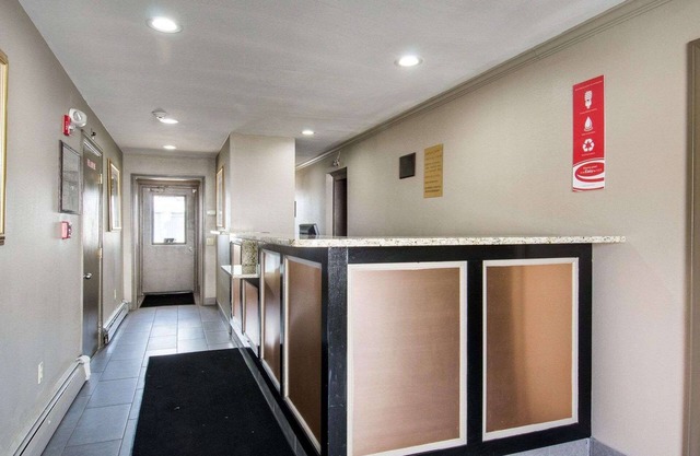 Econo Lodge Inn & Suites