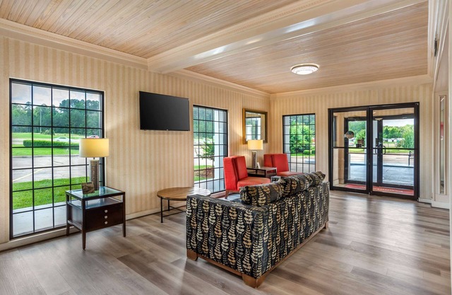 Econo Lodge Inn & Suites