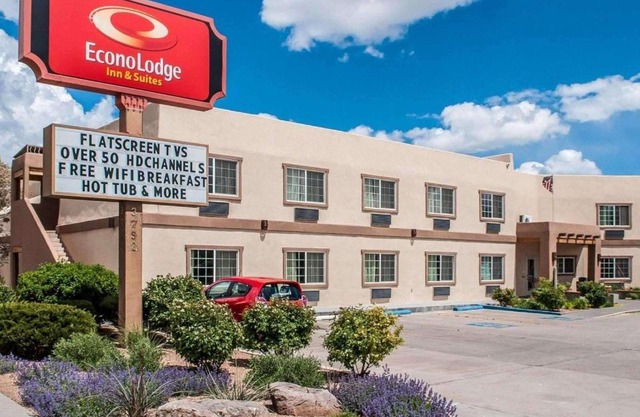 Econo Lodge Inn & Suites