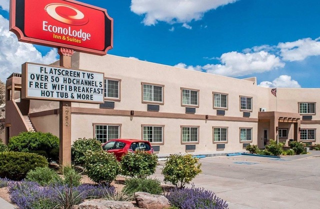Econo Lodge Inn & Suites