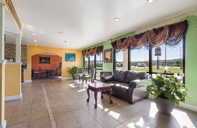 Econo Lodge Inn & Suites
