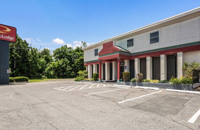 Econo Lodge Near Stewart Inter
