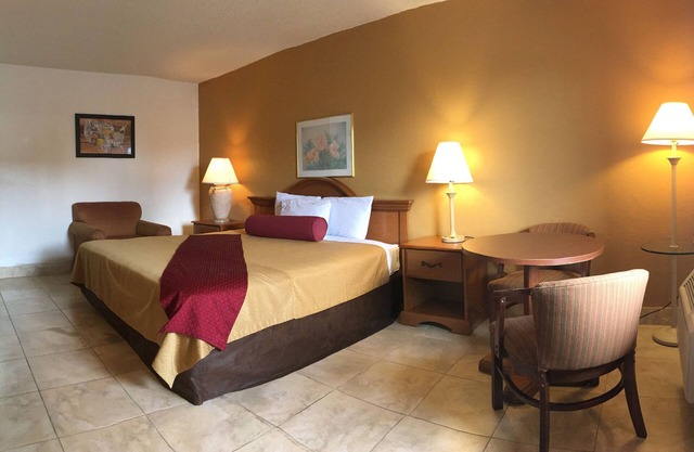 Econo Lodge North