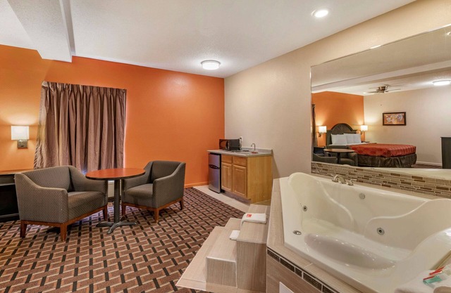 Econo Lodge & Suites Granite City