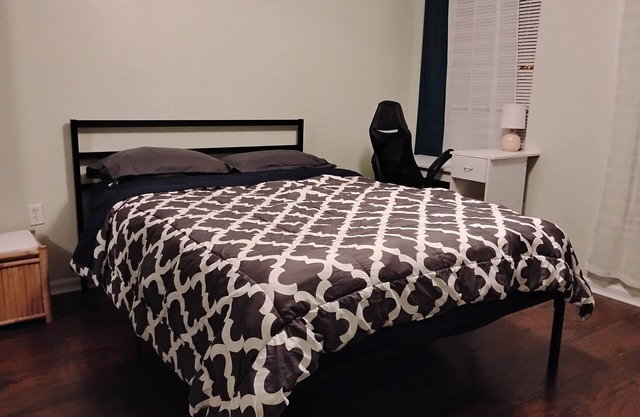 Economic One Bedroom With Private Bath- Room B