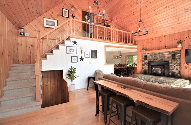 Edelweiss! A Luxurious 5 Bed Ski Chalet 5 Mins to Jay Peak, Vermont