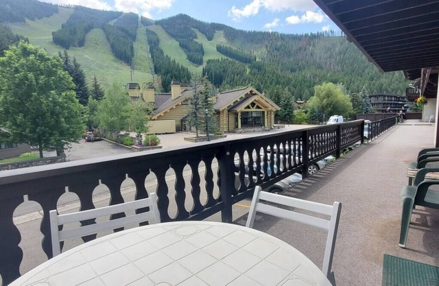 Edelweiss Condo: Ski in/out at Warm Springs Base