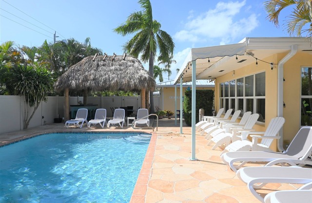 Edens Reef- 5BR/5.5 bath home with pool, tiki huts close to BEACH