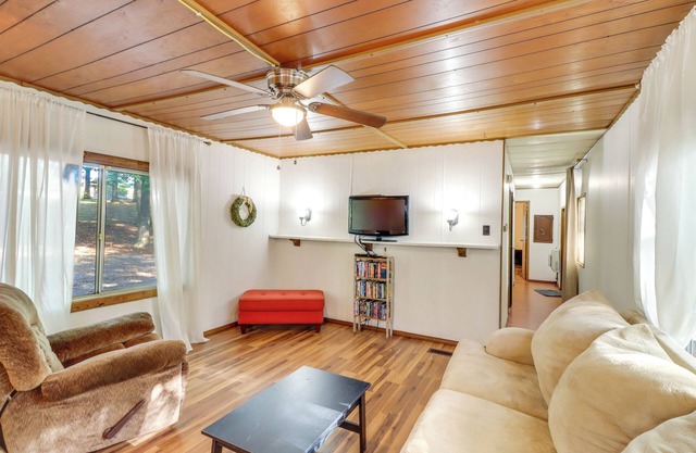 Edgemont Home w/ Deck ~ 9 Mi to Greers Ferry Lake!