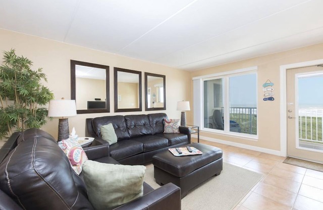 Edgewater 302 - Cozy furnishings;Beachfront pool;Near hot spots