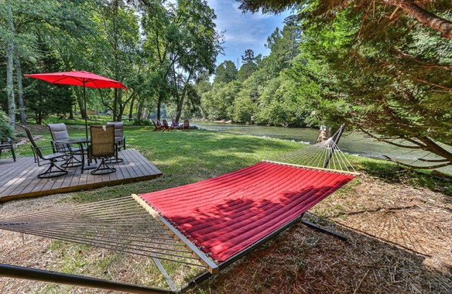 Edgewater Dreams- liegt direkt am Ufer des Flusses Coosawattee!