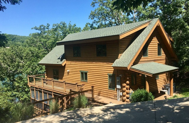 Edgewater Lodge - Luxuriöse 4BR-Blockhütte direkt am Wasser in einer abgelegenen Bucht am Beaver Lake!