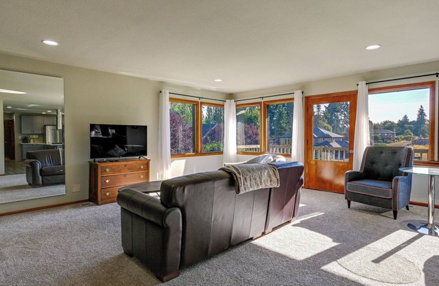 Edgewood Vacation Rental ~ 10 Mi to Tacoma!