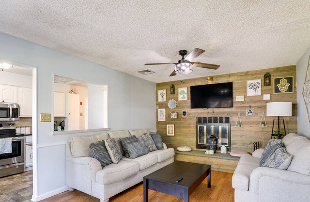 Edison Vacation Home: 1 Mi to Train Station to NYC