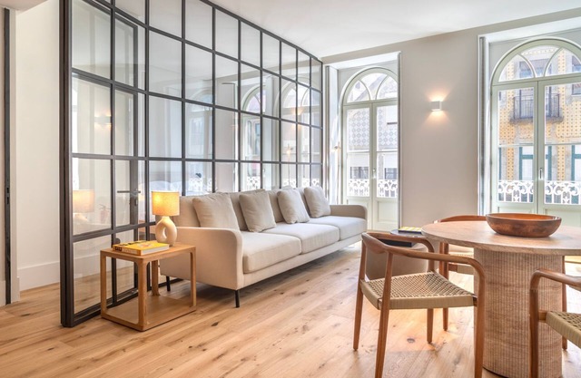EDiTiON 147 - Luxury Beachfront Apt by LovelyStay