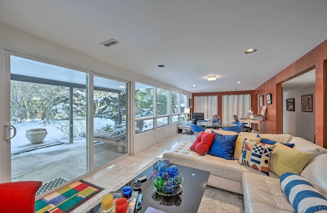 Edmonds Apartment with Private Wine Cellar!