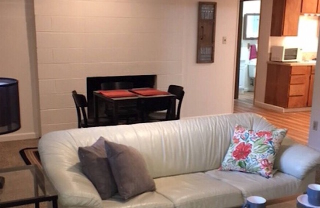 Edmonds Voll möbliertes Duplex-Apartment mit 1 Schlafzimmer