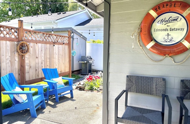 Edmonds Getaway Cottage: Heart of Downtown, Kitchen, W/D, & Parking!