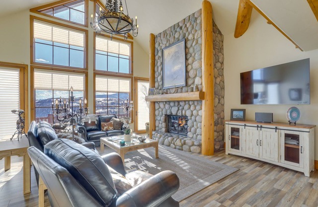 Edwards Home in Cordillera: Hot Tub, Mountain View