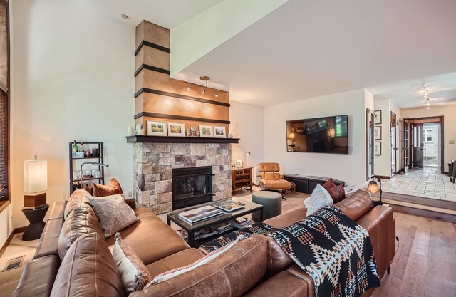 Edwards Townhome - Access to Tennis Courts, Pickle Ball, Pool, Gym, and HOA Hiking Trail