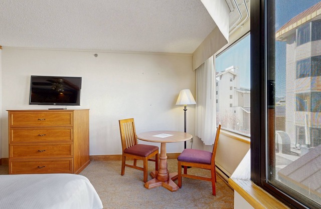 Efficient Mountain Escape W/ Murphy Bed, Shared Pool, Slope Access & Kitchenette