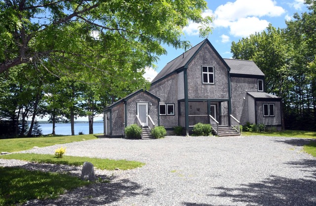 Eggemoggin Reach Oceanfront Zeitgenössische Haus mit Mooring