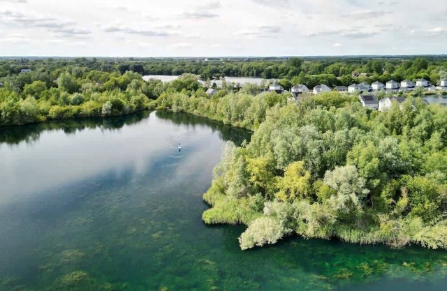 Egret Lodge | Lakeside Hot Tub Retreat + Kayaks