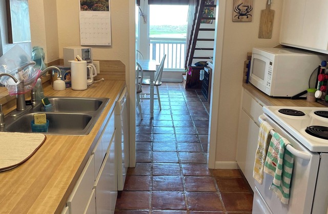 Egrets' Landing 2-bedroom 2-Bath Coastal Condo Minutes from Beach Entrance