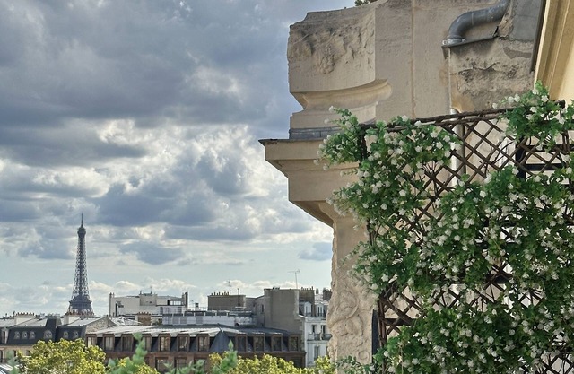 Eiffel Tower View in the Arc de Triomphe area : a true Parisian experience