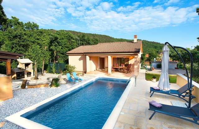 Neue, romantische Villa mit Pool und Garten