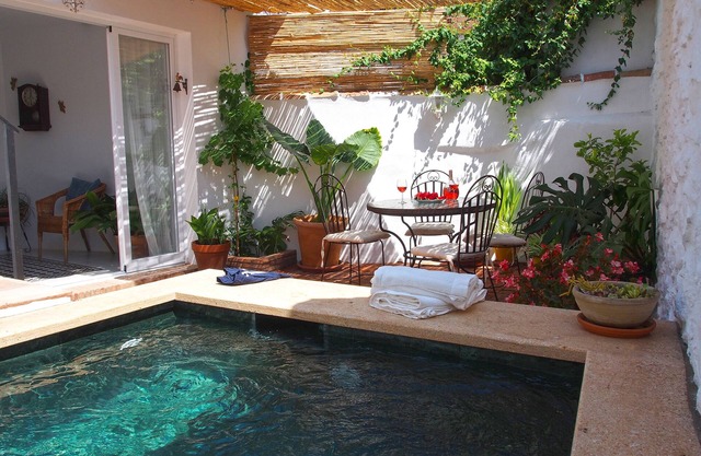 El Patio de Lola, ein andalusisches Dorfhaus mit grünem Marmor-Planschbecken.