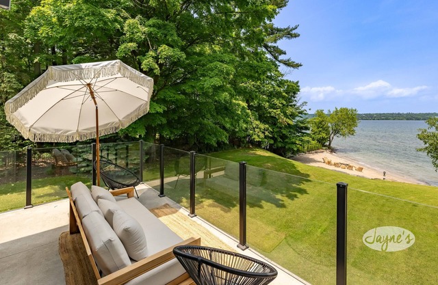 Elaborate 5 bed 7 bath Luxury Cottage on Lake Simcoe! Five Star Resort! Sunset!